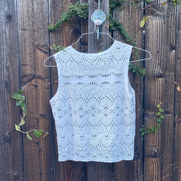 White sleeveless crop top - Picture 2 of 4